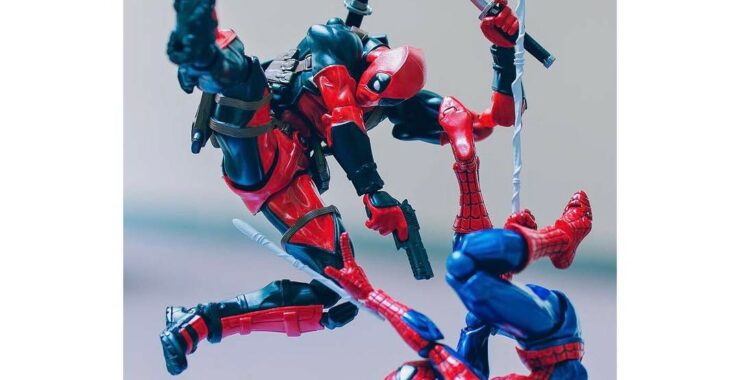 figurines de spiderman et deadpool - combat