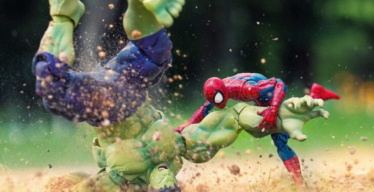 combat de figurines de hulk et spiderman