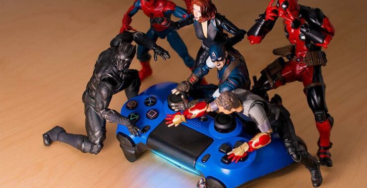 figurines de super heros avec la manette playstation